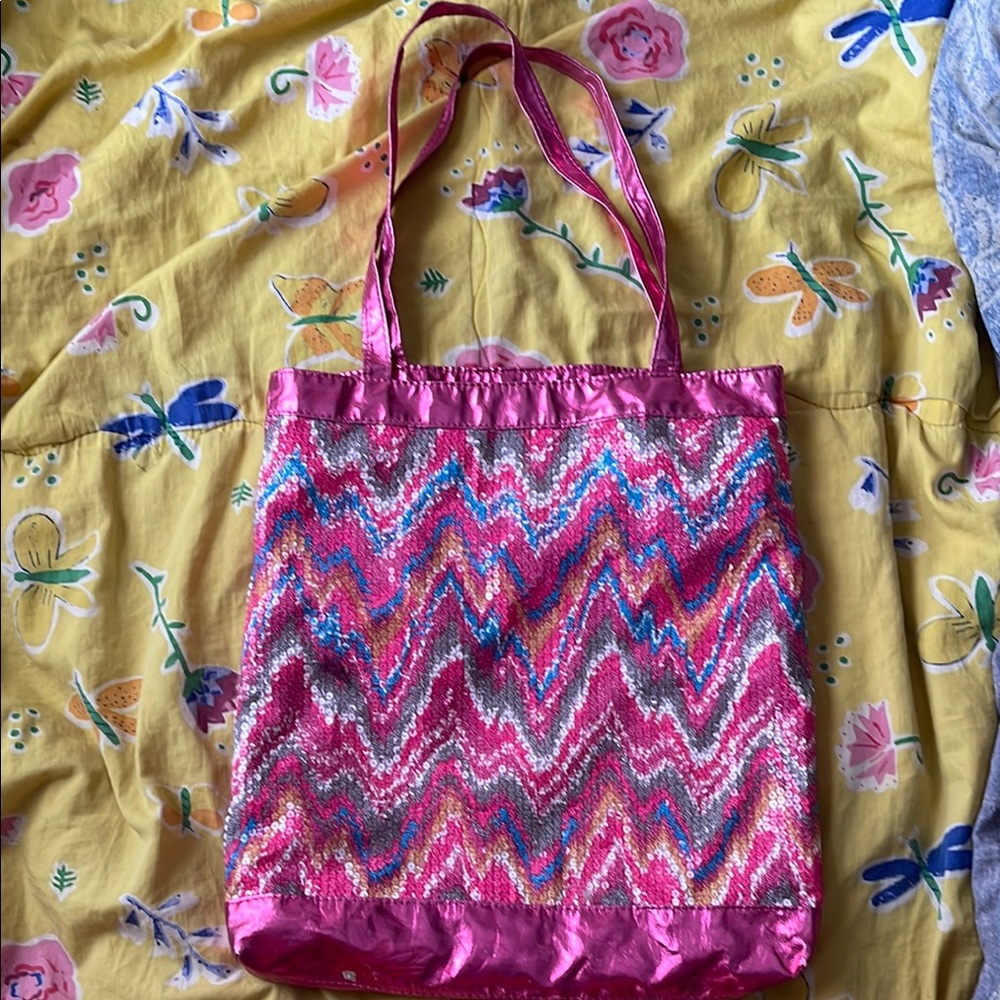 Pink Chevron Tote Bag with Dynamic Design - Picture 1 of 6